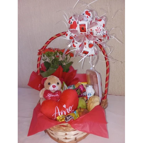 Cesta de Presente Dia dos Namorados com Ursinho e Coração de Pelúcia
