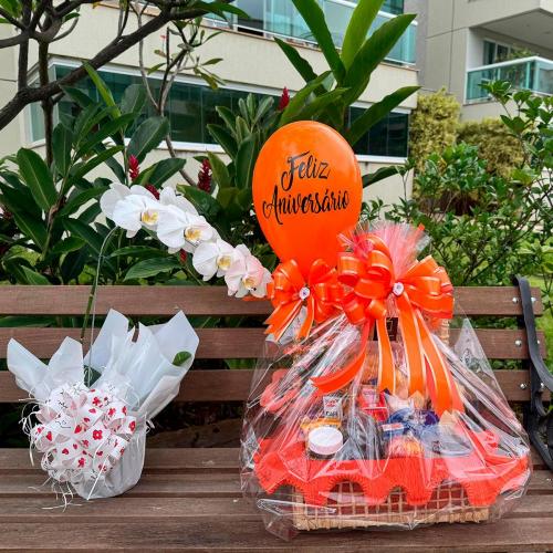 Cesta de Aniversário com Balão e Orquídea