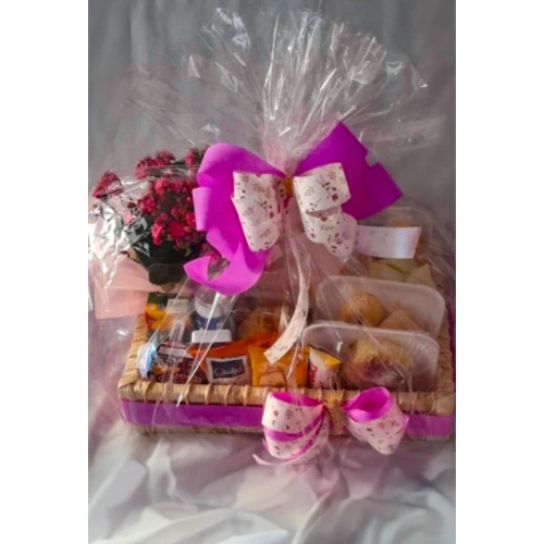 Cesta de Café da Manhã no Baú com Flores