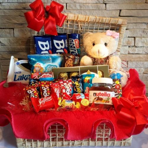 Cesta de Aniversário Baú Com Chocolate e Ursinho