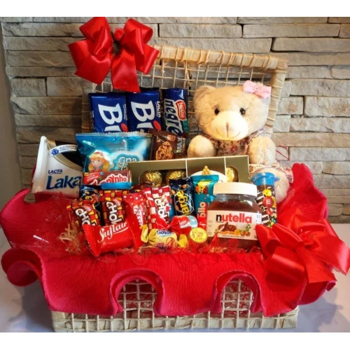 Cesta de Aniversário Baú Com Chocolate e Ursinho